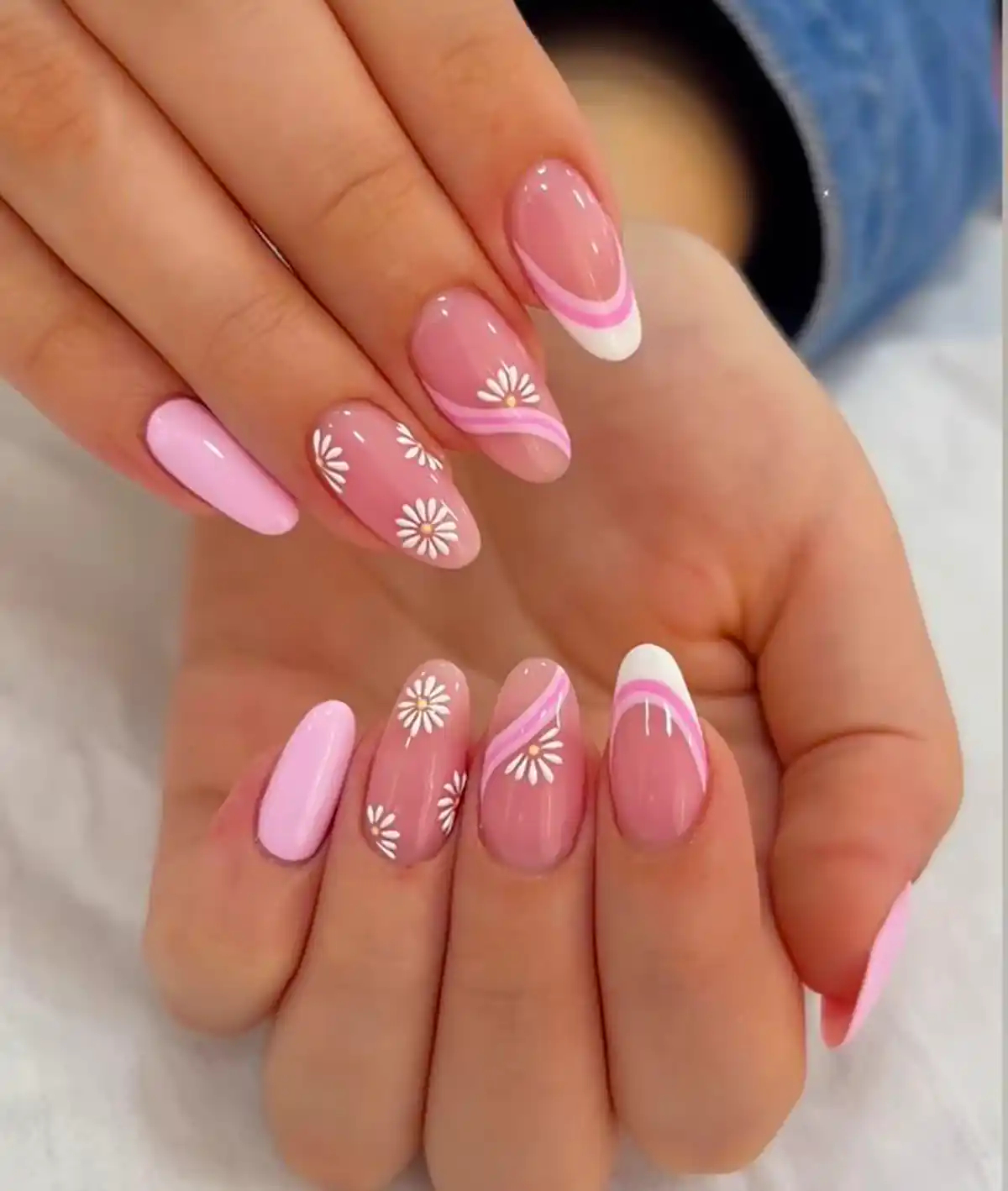 طراحی گل روی ناخن