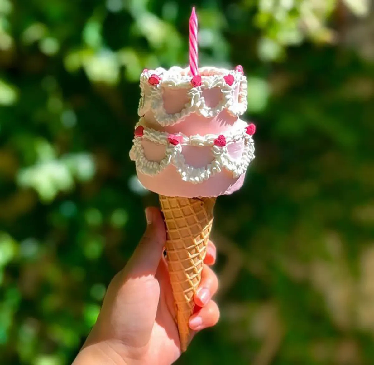 کیک تولد بستنی تزیین کیک بستنی خانگی طرز تهیه کیک بستنی در اشپزخانه کوچک من طرز تهیه کیک بستنی با کیک آماده کیک بستنی یخچالی