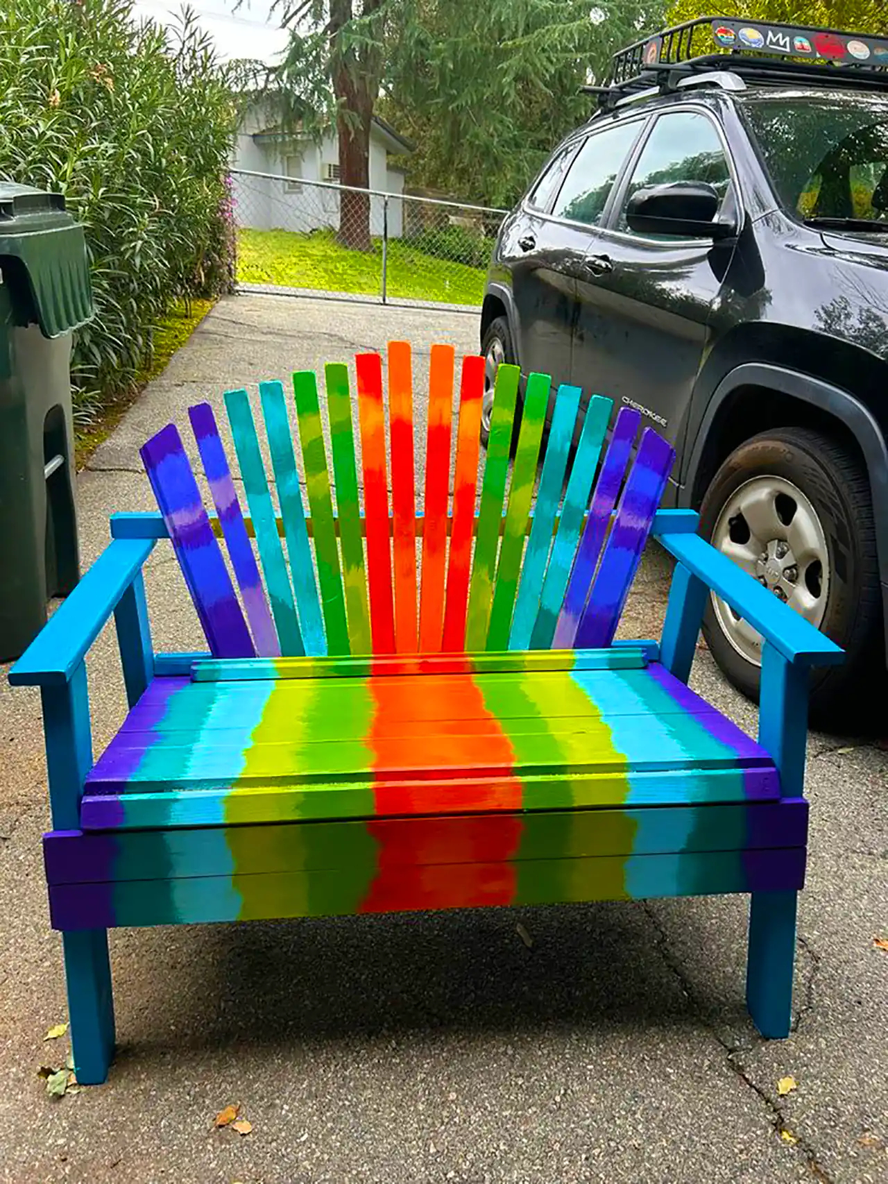 نیمکت چوبی نقاشی شده