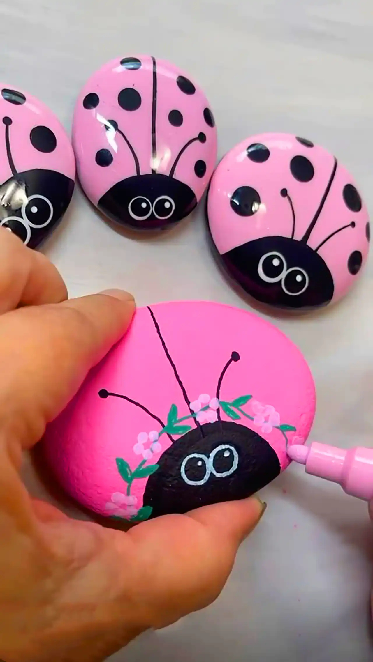 نقاشی حرفه ای روی قلوه سنگ 