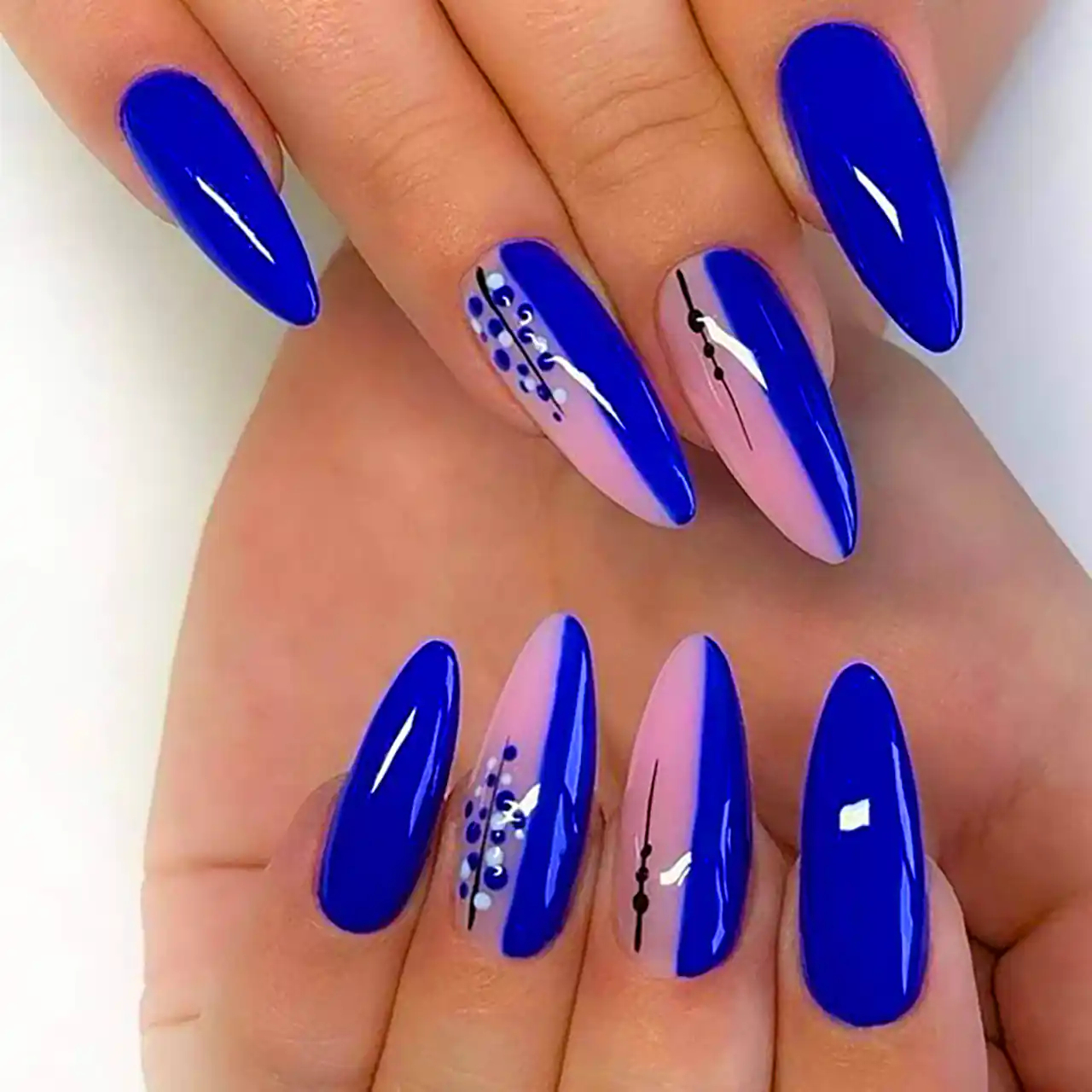 دیزاین ناخن رنگ آبی کاربنی