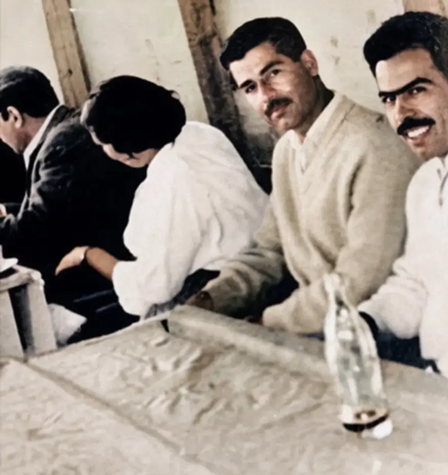 عکس| سفر به گذشته؛ «صدام حسین» به همراه دوستان اش در یک قهوه خانه؛ سال 1339