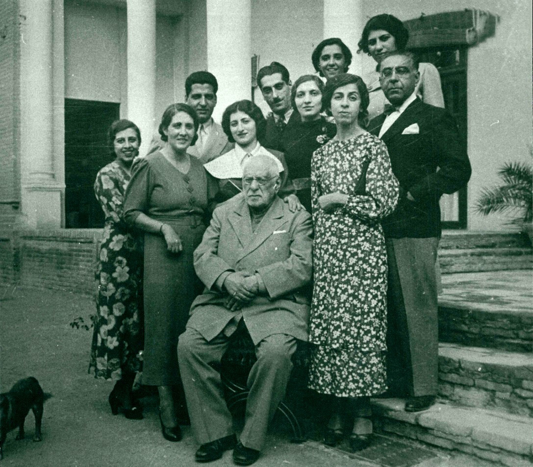 فرمانفرما در کنار اعضای خانواده؛ نصرت‌الدوله فیروز در سمت راست تصویر ایستاده است