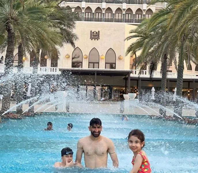 تفریحات لاکچری علی رضا بیرانوند و‌ خانواده اش در عمان!