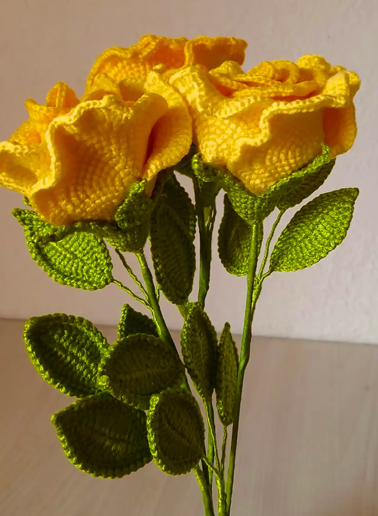 دسته گل تزئینی بافتنی