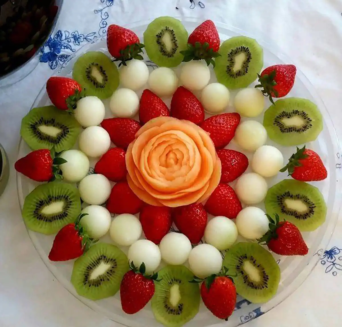تزیین میوه شب یلدا در سینی تزیین میوه شب یلدا برای عروس تزیین میوه شب یلدا ساده تزیین میوه عروس ساده میوه آرایی شب یلدا میوه آرایی ساده
