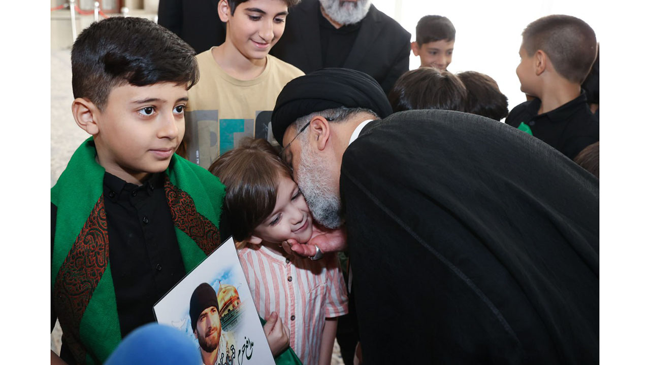 آیت الله سید ابراهیم رئیسی ، رئیس‌جمهور صبح امروز(18 مرداد) در مراسم بزرگداشت شهدای مدافع حرم در سالن اجلاس سران با بیان اینکه هرجا ایران اسلامی حضور پیدا کرد