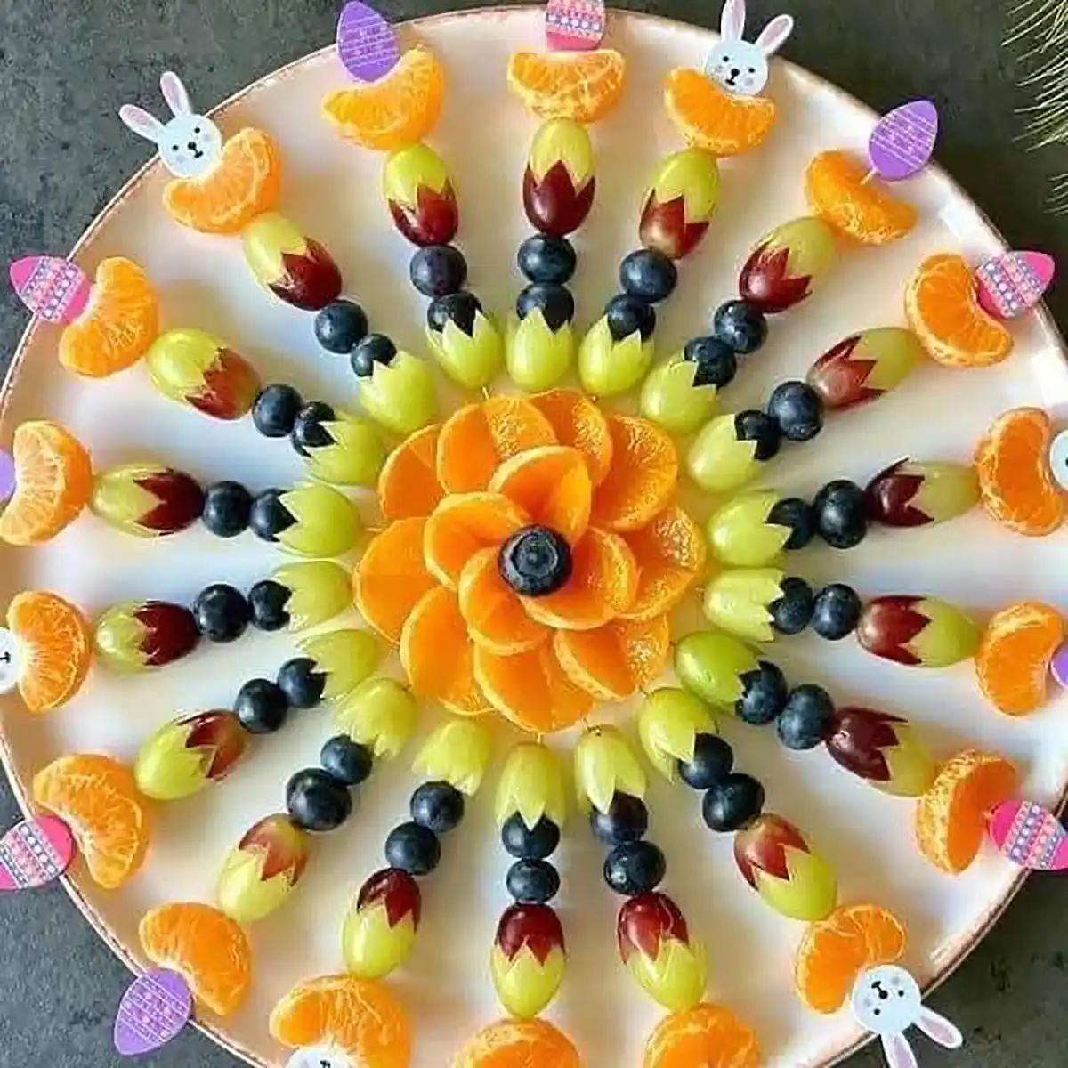 تزیین میوه شب یلدا در سینی تزیین میوه شب یلدا برای عروس تزیین میوه شب یلدا ساده تزیین میوه عروس ساده میوه آرایی شب یلدا میوه آرایی ساده