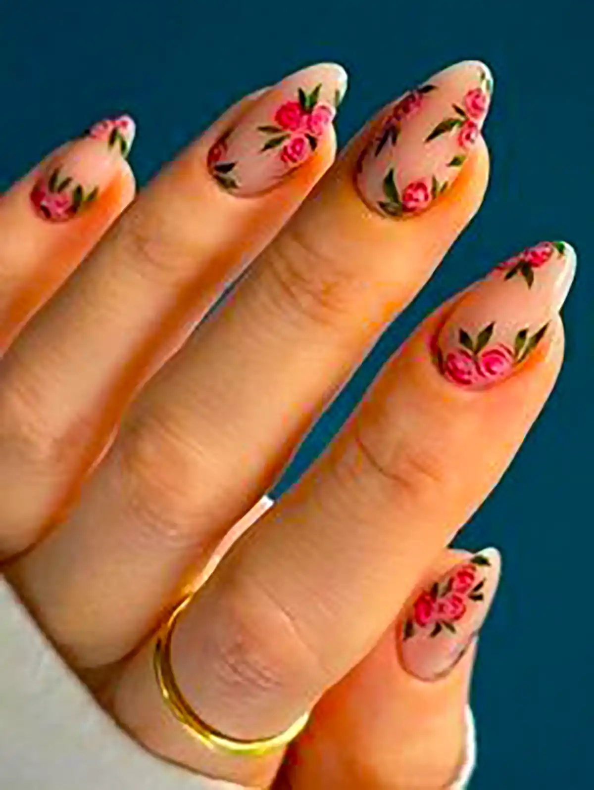 طراحی گل روی ناخن