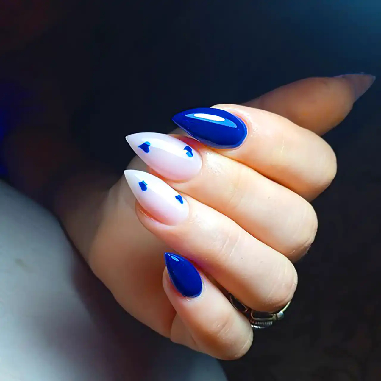 طرح ناخن شیک آبی کاربنی 