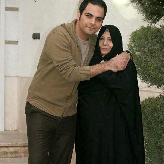 احسان علیخانی در کنار مادرش