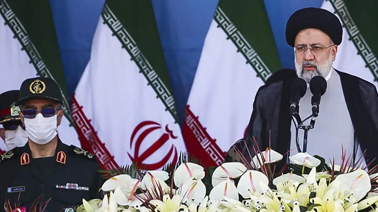 سیدابراهیم رئیسی امروز ( سه شنبه 29 فروردین ) در مراسم رژه روز ارتش در مقابل حرم مطهر امام خمینی (ره) 