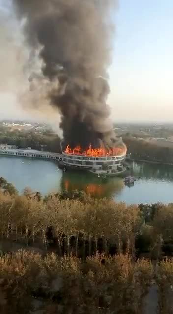 6 عکس از آتش‌سوزی بزرگ ساختمان تاریخی ارم 