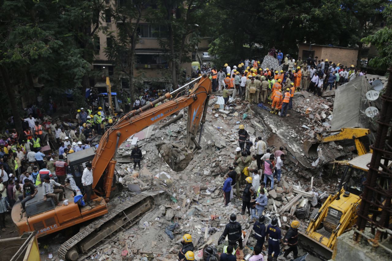 آخرین تصاویر منتشر شده از ریزش ساختمان هند