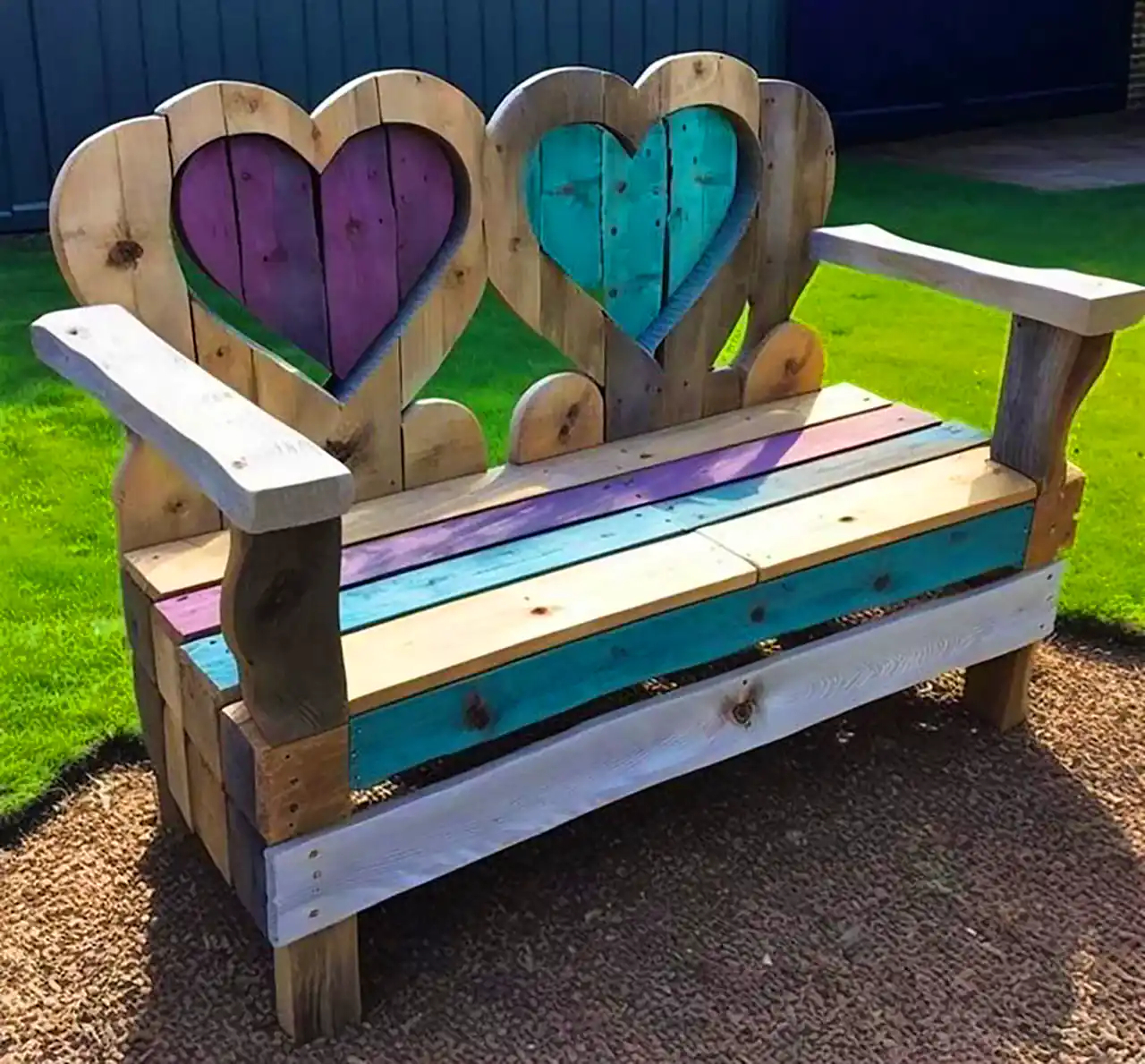 نیمکت چوبی نقاشی شده