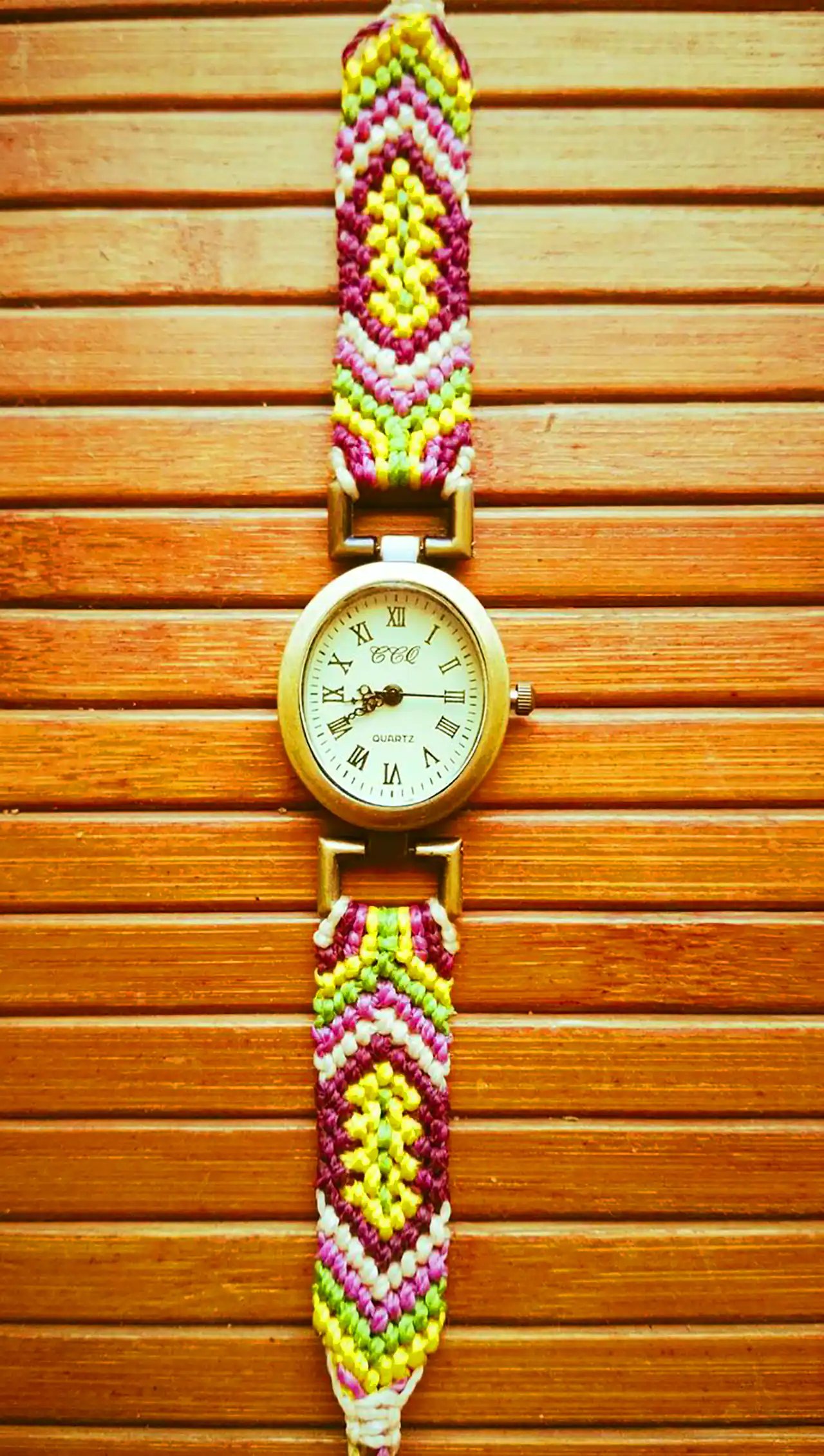 ساعت مچی با دسته بافتنی