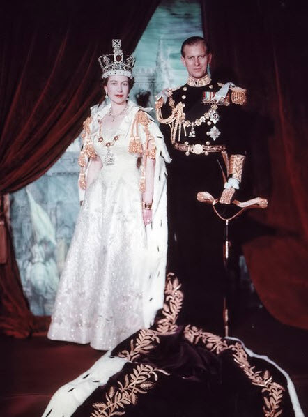 الیزابت دوم  همراه شاهزاده فیلیپ، دوک ادینبرا در تصویر روز تاجگذاری ۲ ژوئن ۱۹۵۳