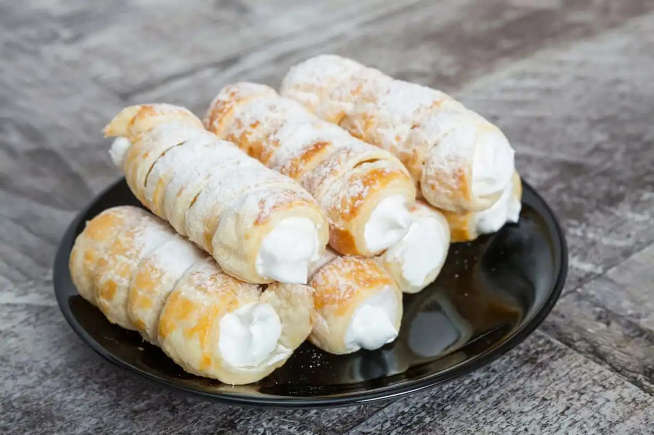 انواع مدل شیرینی تر + معرفی محبوب ترین و خوشمزه ترین مدل های شیرینی تر و خامه ای