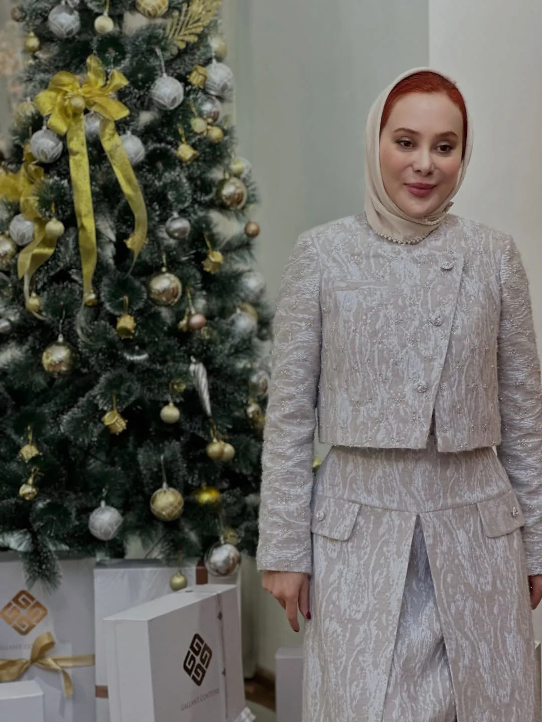 تصاویر آرام جعفری در کنار درخت کریسمس