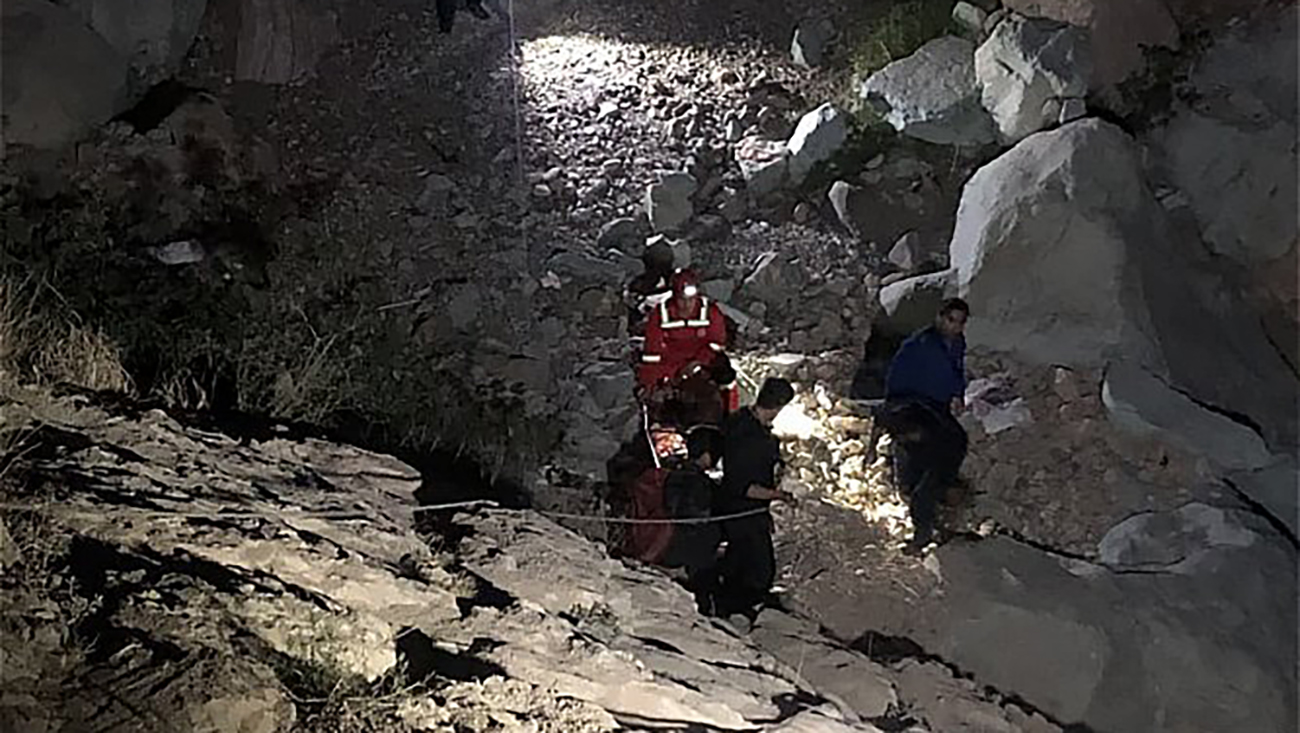 سقوط وحشتناک دختر 22 ساله از ارتفاعات شهرک نفت / معجزه آسا زنده ماند + عکس