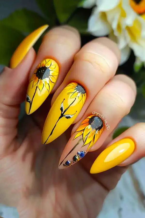 طراحی ناخن گل آفتابگردون