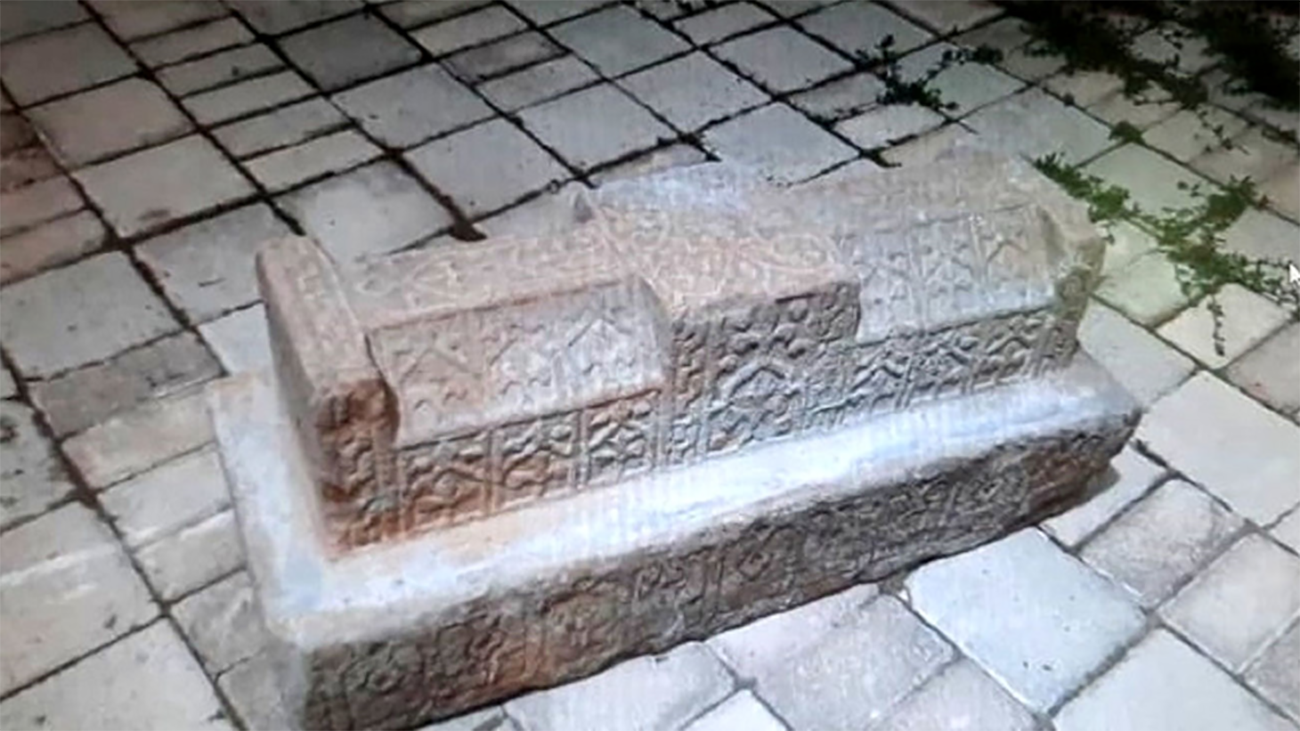 انتقال سنگ قبر دوره تیموری از خانه شخصی به میراث فرهنگی