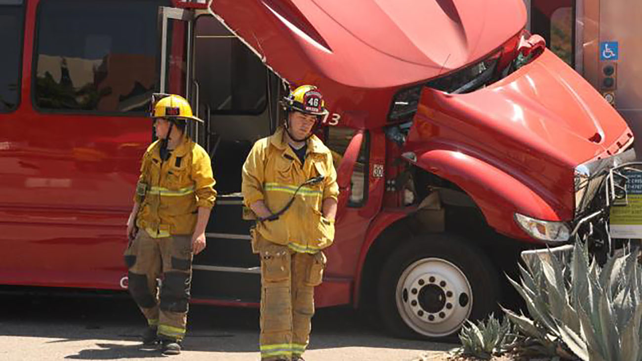 فیلم وحشتناک از تصادف هولناک قطار با اتوبوس مسافربری در لس آنجلس / 50 نفر راهی بیمارستان شدند + عکس