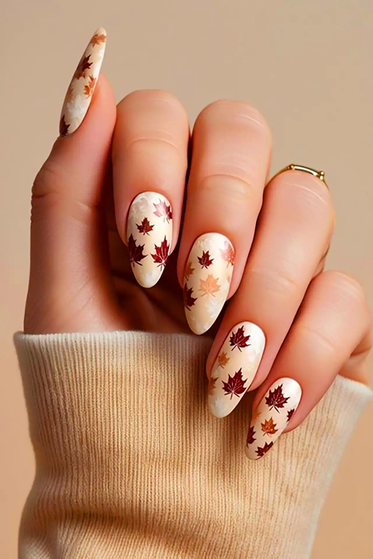 طراحی برگ پاییزی روی ناخن