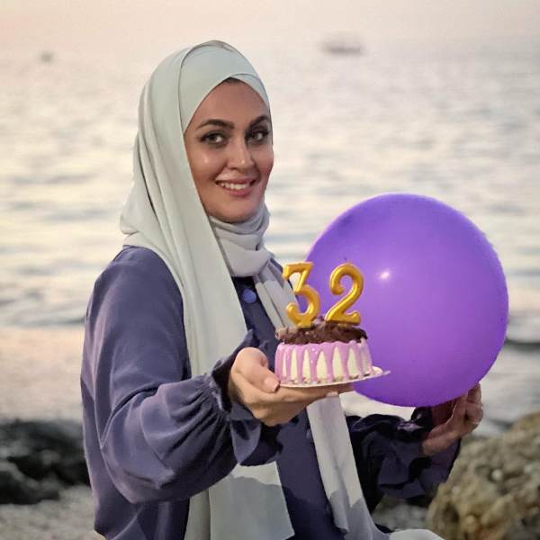 جشن تولد همسر شیک آقای مجری در ساحل دریا ! + عکس کیک تولد  یاسمن شاه حسینی!