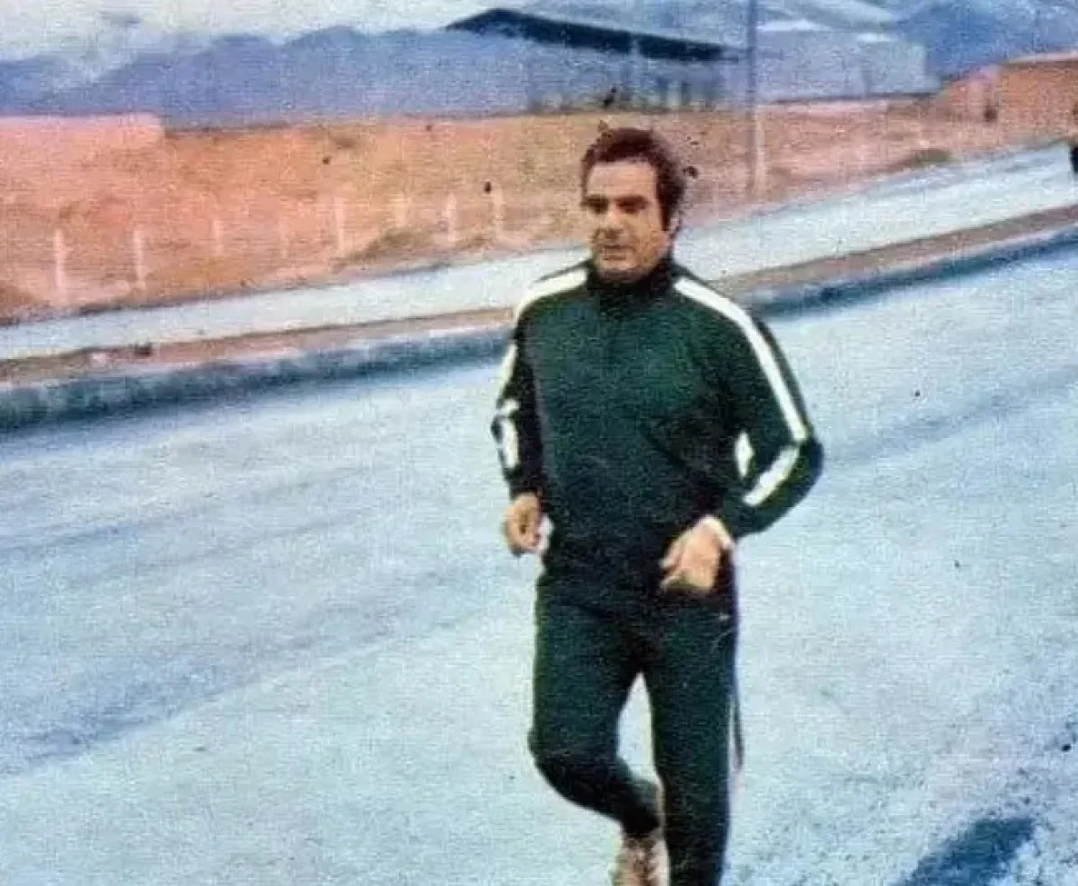 عکس دیده نشده از ناصر ملک مطیعی؛ دویدن ستاره مردانه سینمای ایران در تهرانِ ۱۳۵۴