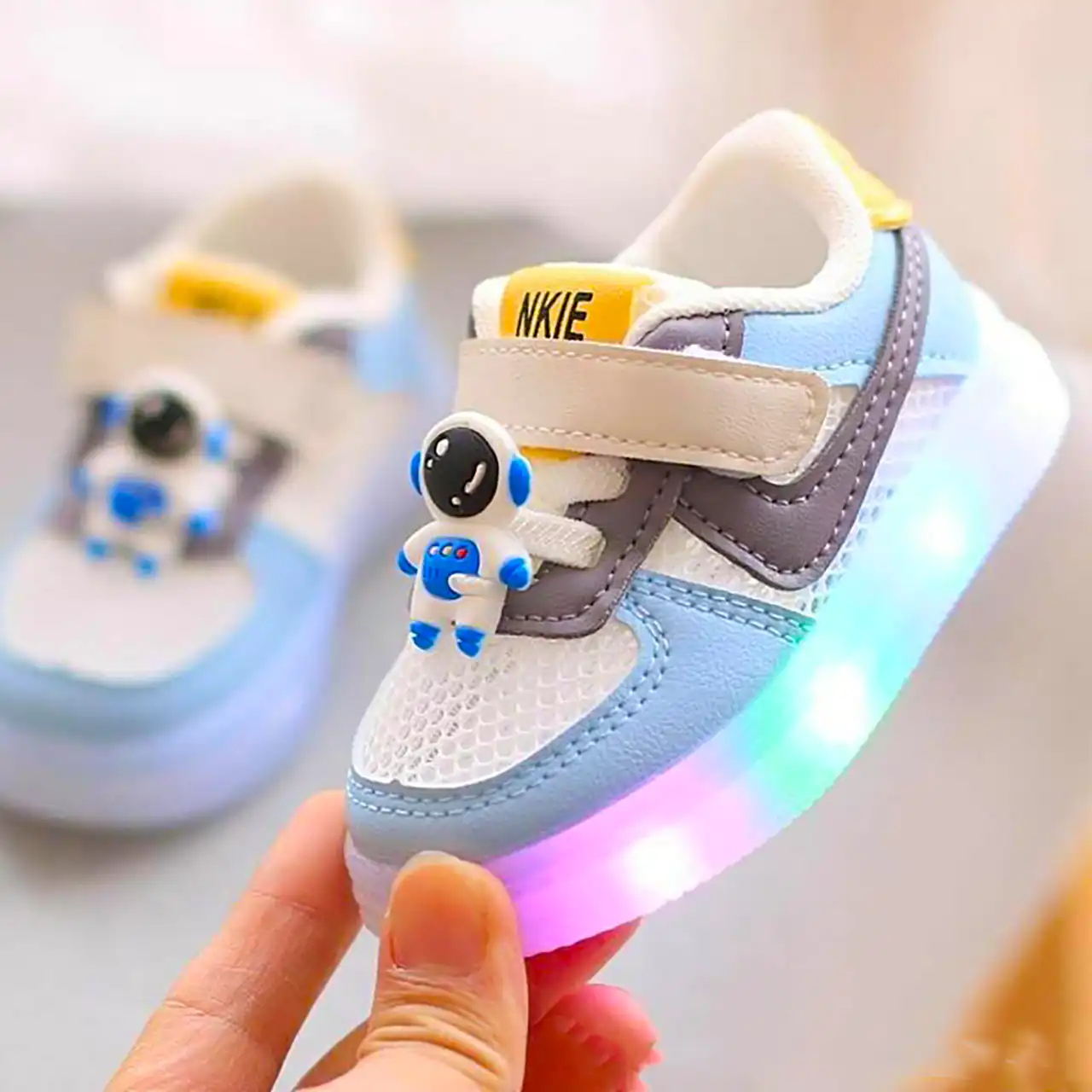 کتونی اسپرت بچگانه