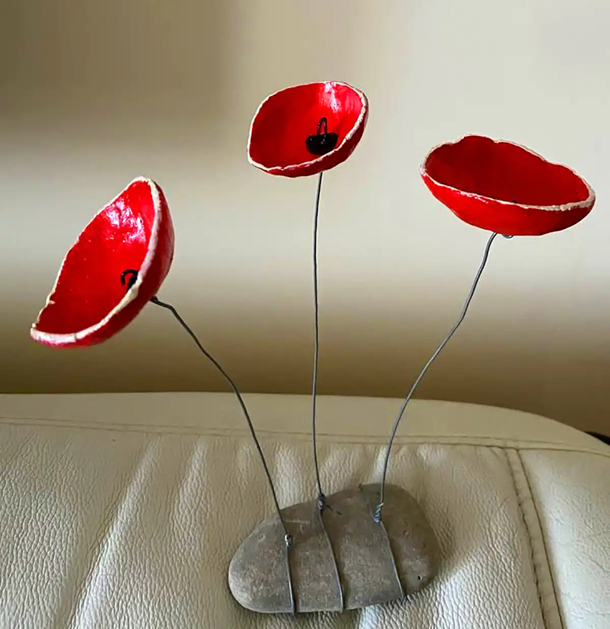 دکوری گل لاله سرامیکی قرمز