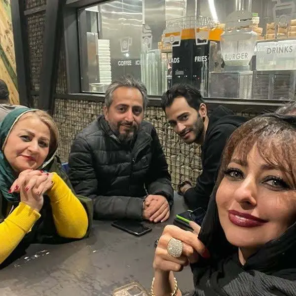 نگاهی به دورهمی خانوادگی نفیسه روشن در رستوران شیک / چقد شبیه مامانشه؛ خدا حفظش کنه