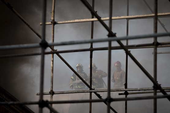 آتش‌ سوزی ساختمان قدیمی در خیابان انقلاب تهران