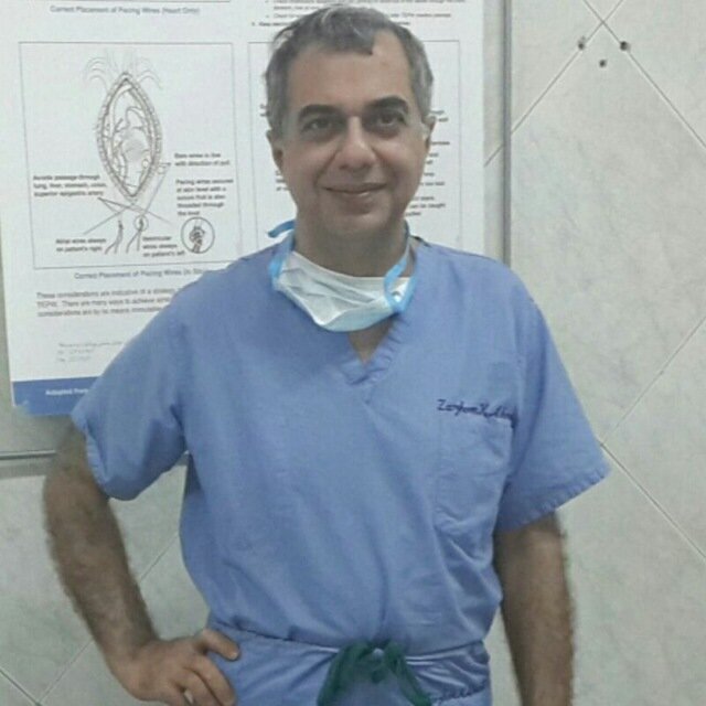 دکتر ضرغام حسین‌احمدی جراح بیمارستان مسیح دانشوری