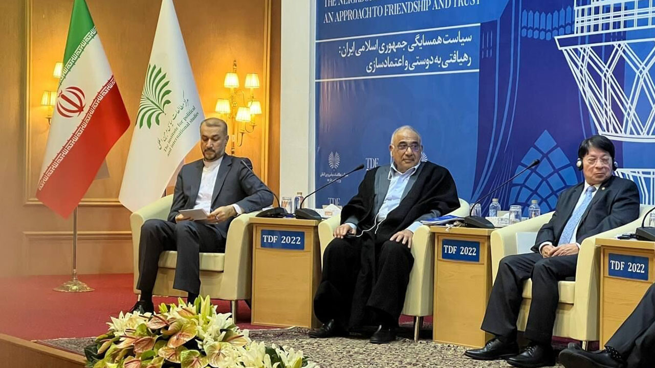 سومین مجمع گفتگوی تهران - عادل عبدالمهدی نخست‌وزیر پیشین عراق (نفر وسط)