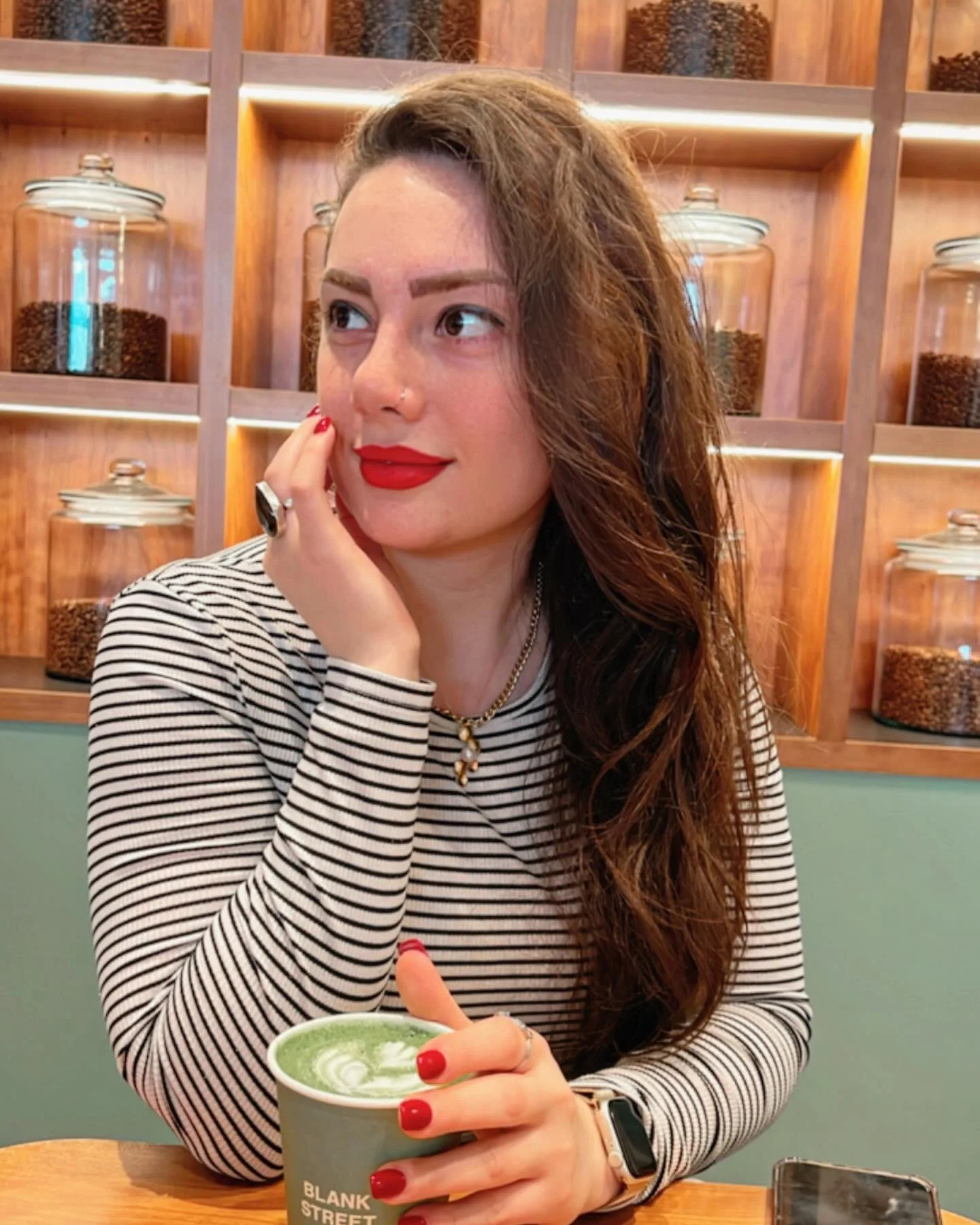 کشف حجاب نیلوفر مولایی پس از ترک ایران