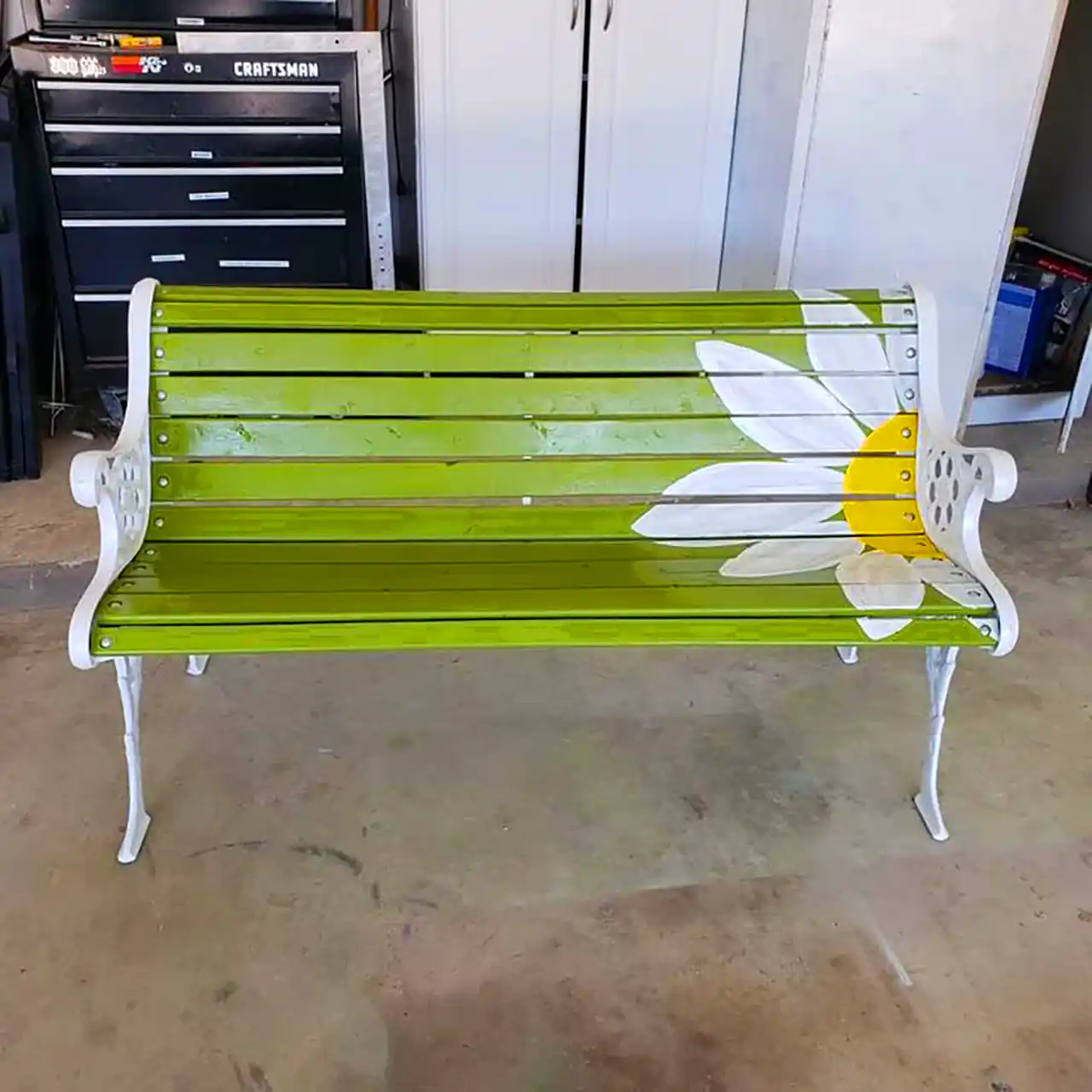 نیمکت چوبی نقاشی شده