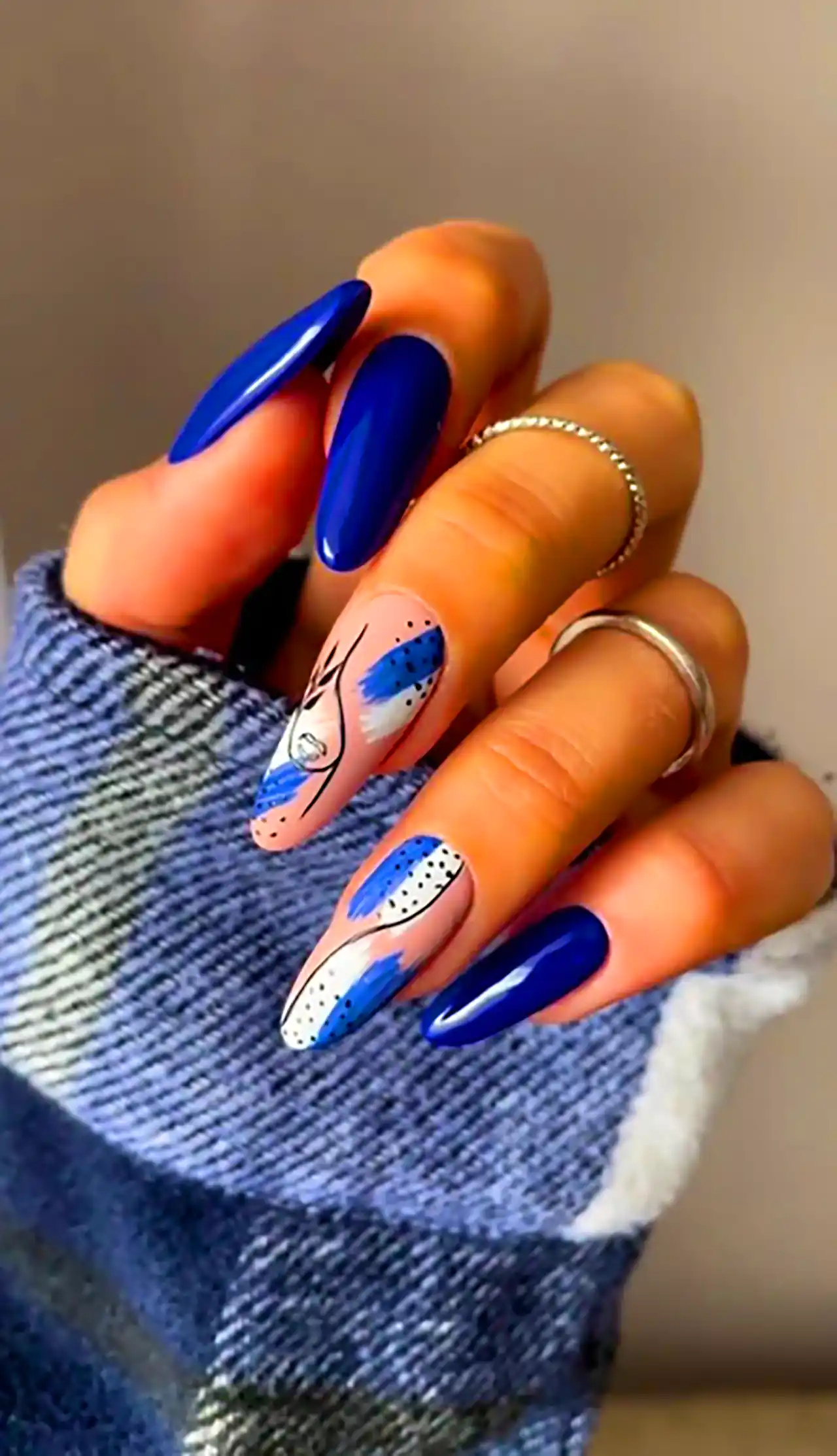 دیزاین ناخن رنگ آبی کاربنی