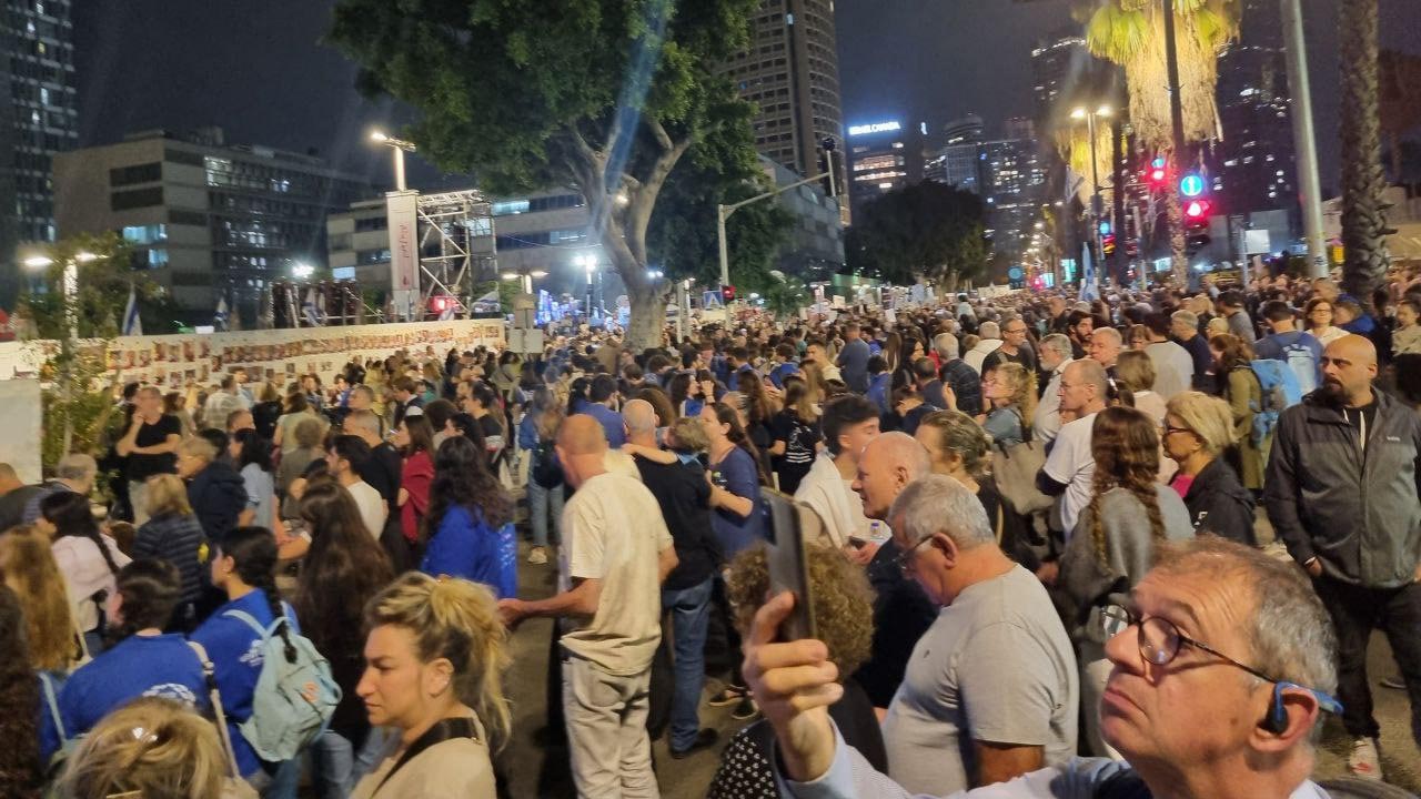 تظاهرات هزاران نفری خانواده های اسرای اسرائیلی  در تل‌آویو و قدس اشغالی علیه نتانیاهو