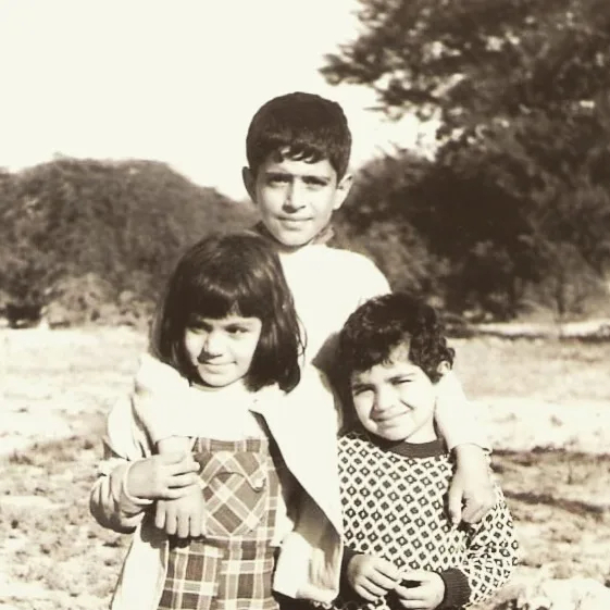 تصویر کودکی لادن رضاجویی (سمت راست) در کنار برادر و خواهرش