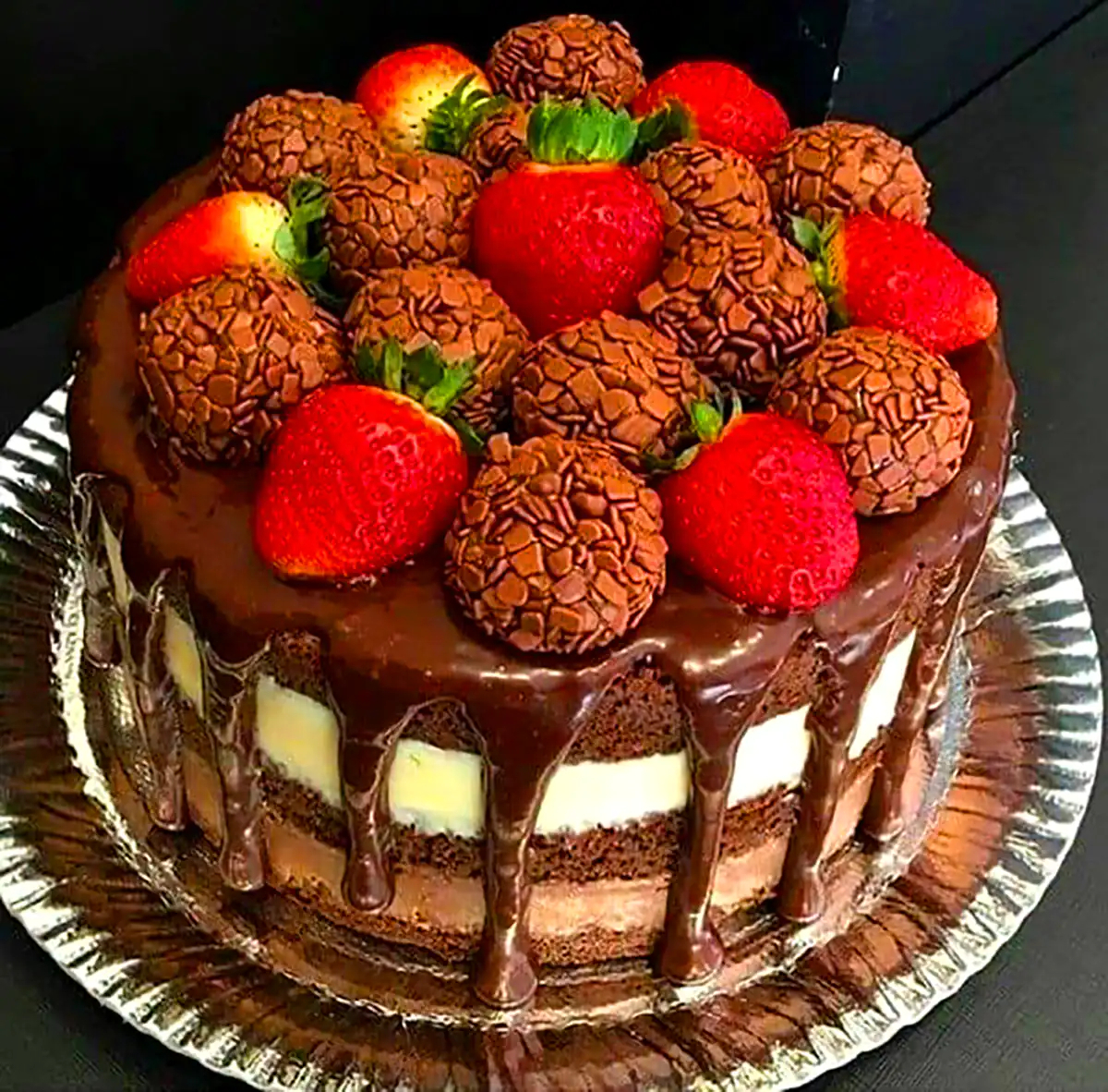 کیک خوش طعم با روکش شکلات 