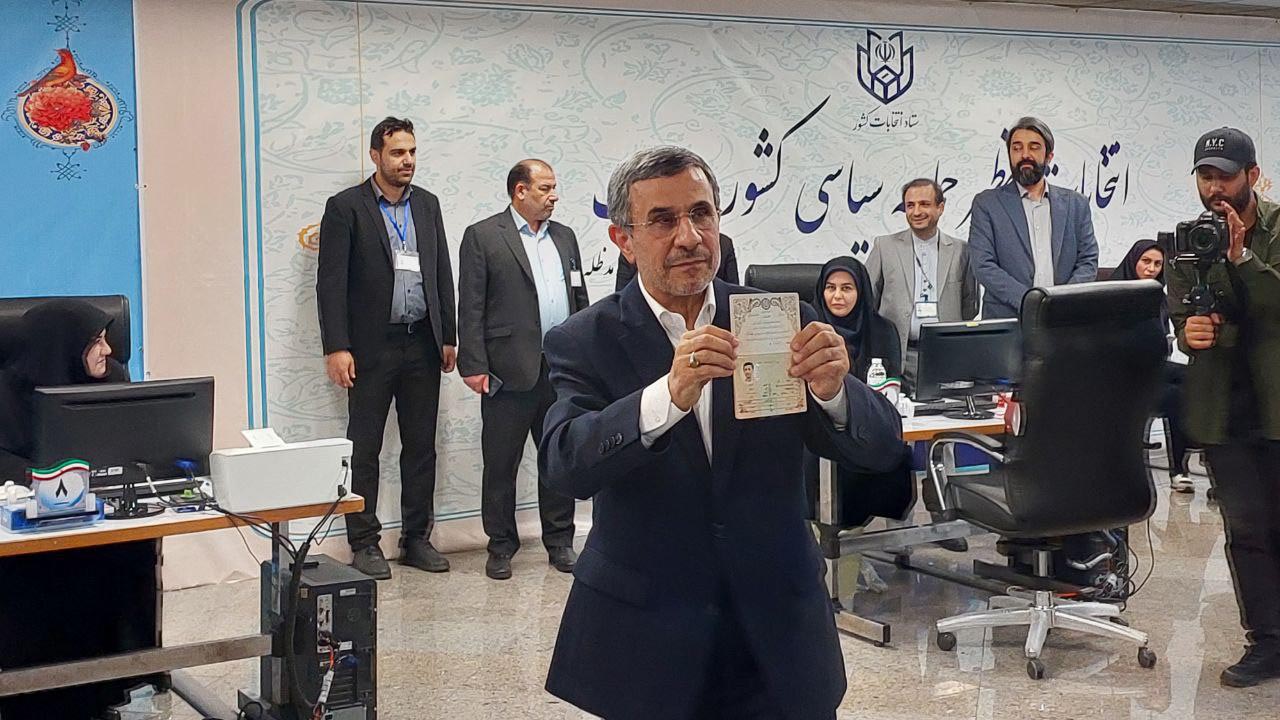 احمدی نژاد کاندیدای چهاردهمین دوره انتخابات ریاست جمهوری شد
