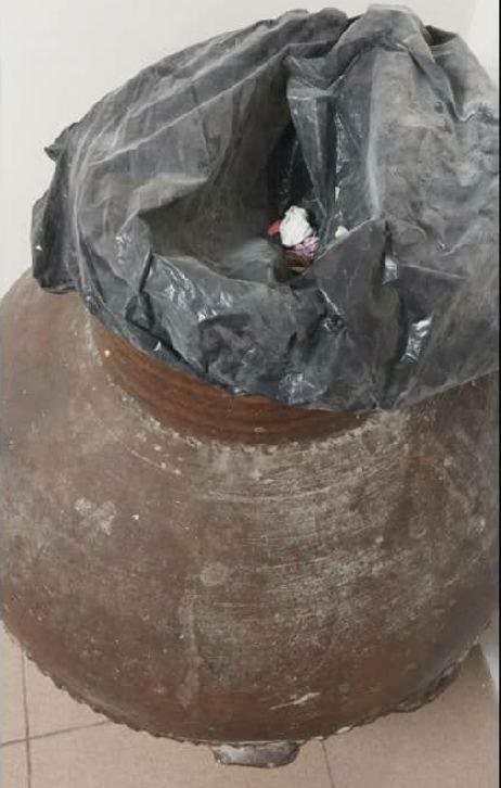  استفاده از یک خمره باستانی به عنوان سطل آشغال در موزه رشت 