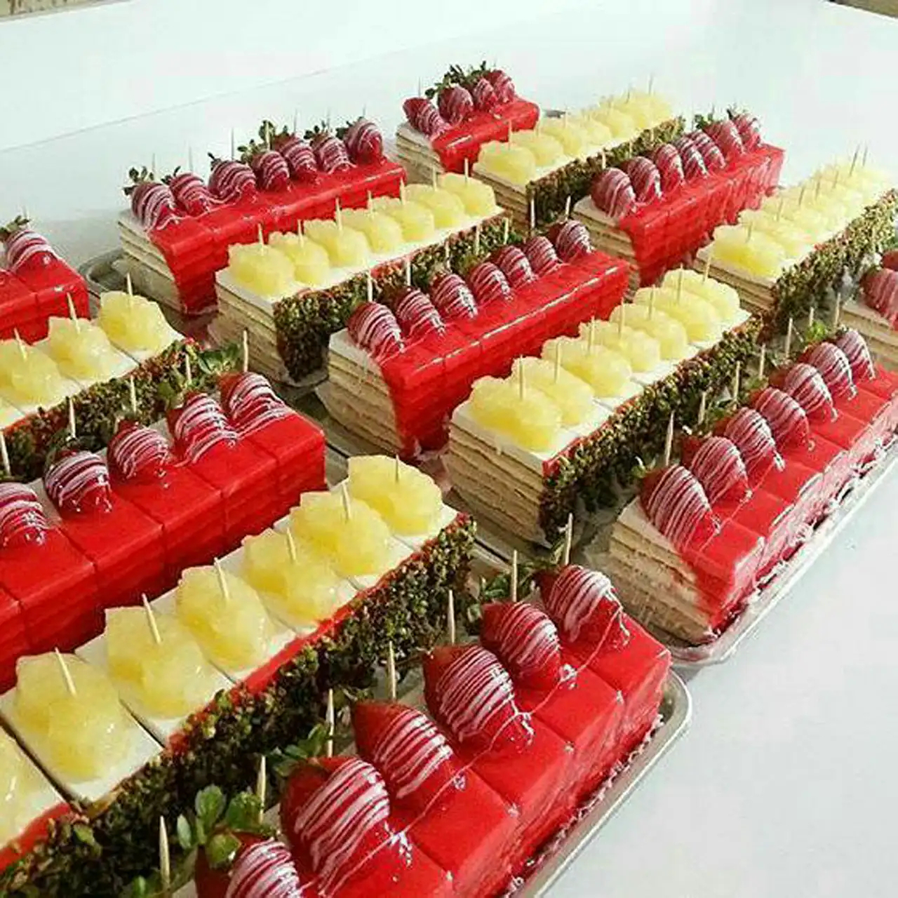 انواع مدل شیرینی تر + معرفی محبوب ترین و خوشمزه ترین مدل های شیرینی تر و خامه ای