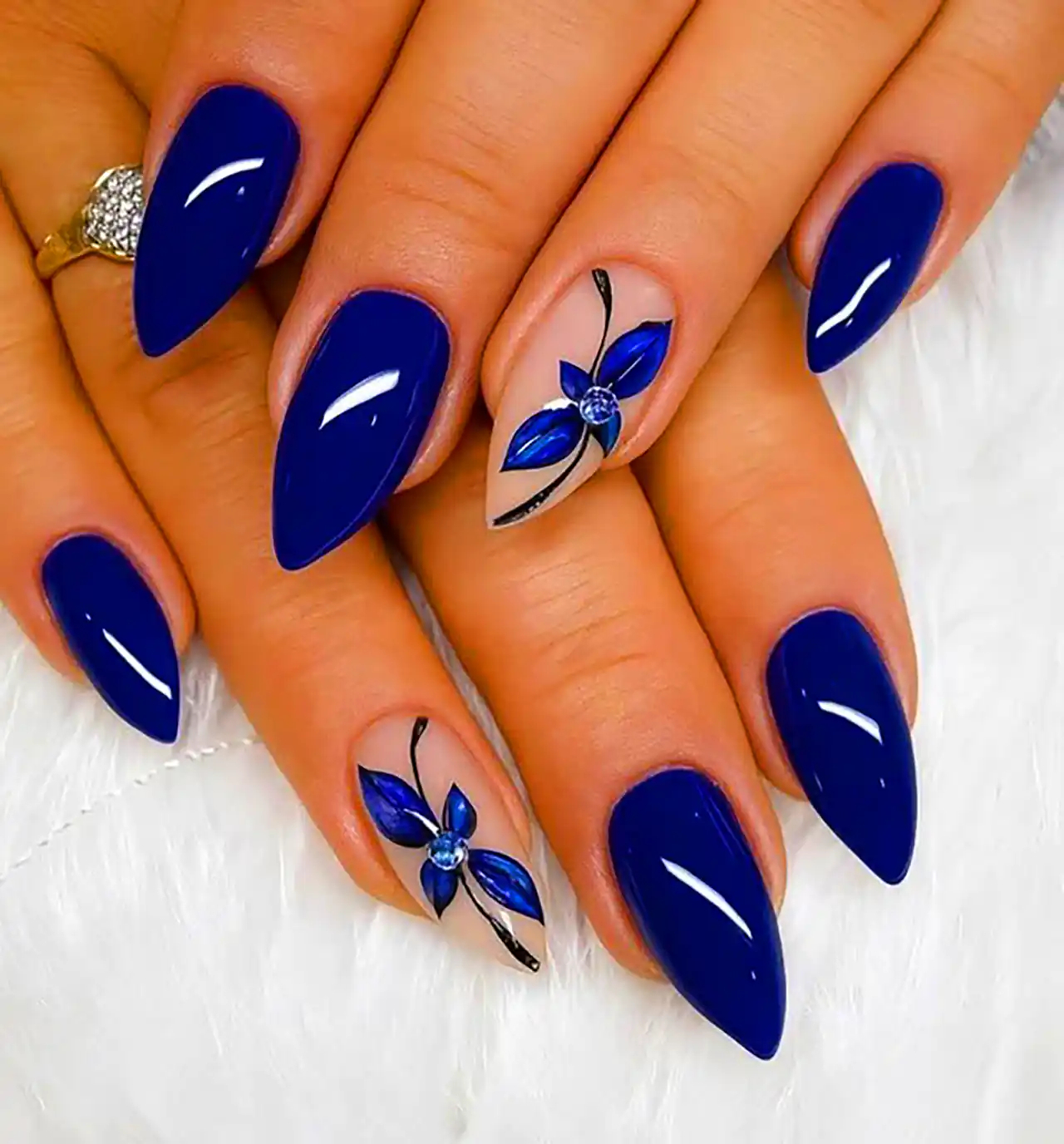 دیزاین ناخن رنگ آبی کاربنی