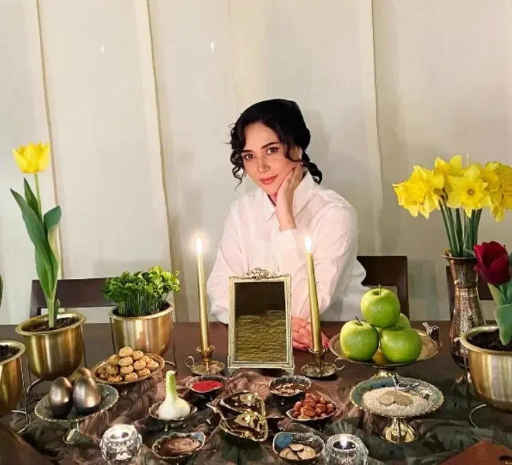 عکس ها/ دکوراسیون هوش پران منزل پریناز ایزدیار؛ از نورپردازی مخفی و آباژور های شیک تا مجسمه‌ های تزئینی و ظروف مسی