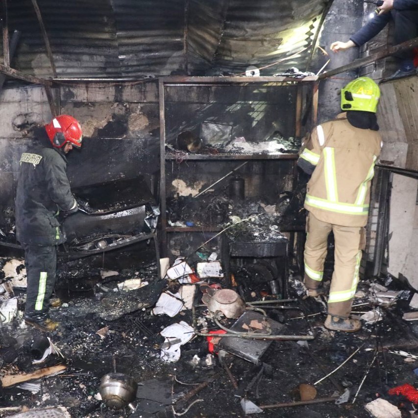 نجات ۴ نفر با تلاش آتش نشانان مشهدی در پی حریق ساختمان مسکونی + تصاویر