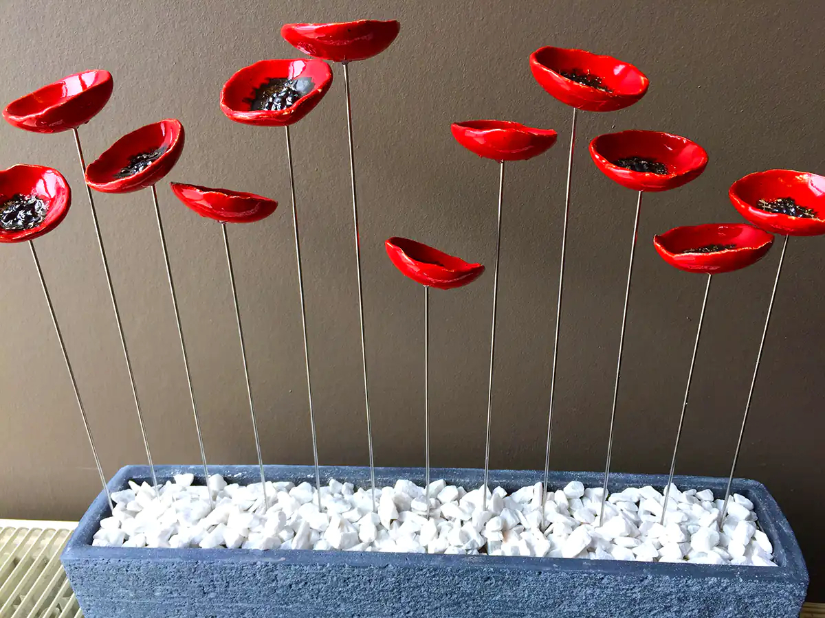 دکوری گل لاله سرامیکی قرمز