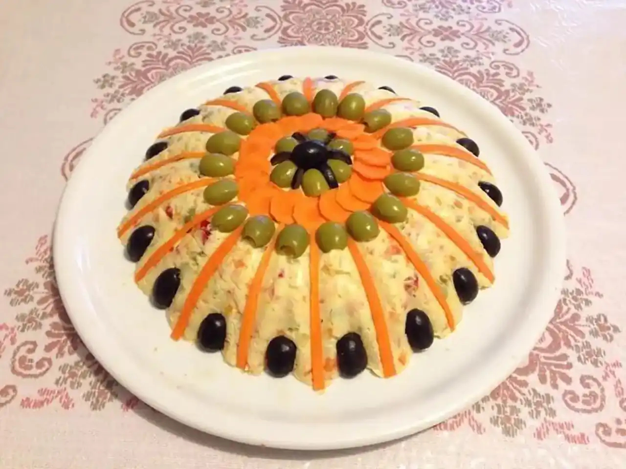 تزیین سالاد الویه + زیباترین مدل های دیزاین و تزیین سالاد الویه بسیار شیک و امروزی